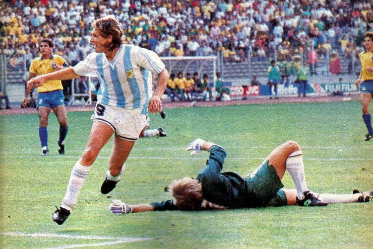 1990 বিশ্বকাপে Argentina বনাম Brazil লড়াই। 1990 World Cup Argentina struggled in the group stage